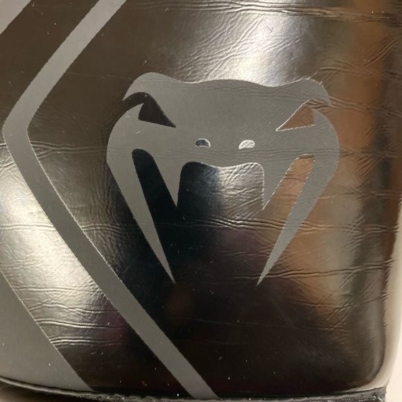 Venum Black Boxing Gloves - Picture 9 of 9